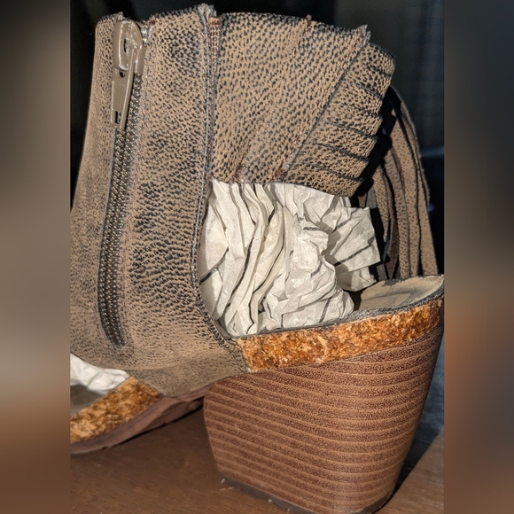 Pierre Dumas Size 8 Suede open-toe with Fringe & Zipper Closure - Picture 6 of 10